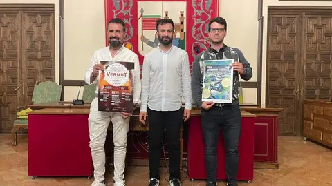 El concejal David Gago junto a Mario Martínez, a su derecha, organizador de la Feria del Coche Eléctrico