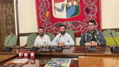 El concejal David Gago junto a Antonio Gayoso a su izquierda, de Bendita Locura