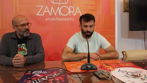 El concejal de Promoción Económica y Protección Ciudadana, David Gago, y el gerente de Consorcio de Fomento Musical, Pablo Madrid, durante la presentación de la 31 Muestra de Folclore