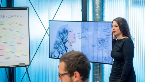 Azahara Fernández durante su trabajo como líder de recursos humanos en Praga