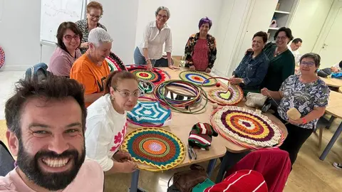 Las aficionadas al ganchillo del grupo 'Tejiendo Zamora' con el concejal David Gago. Fotografía: David Gago