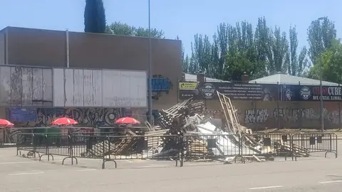 Los pales preparados en el centro del aparcamiento de la Ciudad Deportiva