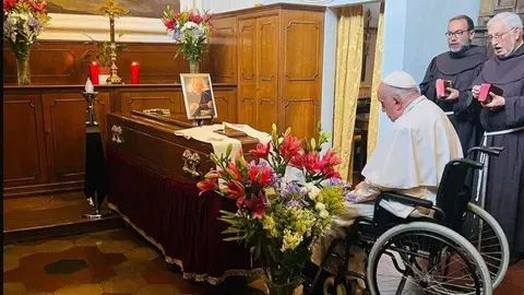 El Papa Francisco rinde homenaje al padre Manuel Blanco, "superior, confesor, hombre de consejo", fallecido hace dos días. El Pontífice acudió a la Iglesia de los Santos Cuarenta Mártires y San Pascual Baylón de Roma, en la que Blanco residió por 44 años.
