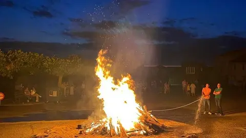hoguera de San Juan en Santibáñez de Tera_3