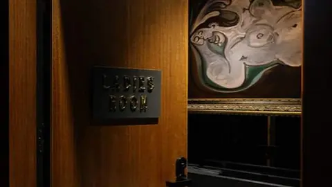 El Museo de Arte Antiguo y Nuevo (MONA) en el sur de Australia ha instalado dos cuadros del pintor espa&ntilde;ol Pablo Picasso en los ba&ntilde;os para mujeres. Fotograf&iacute;a: @kirshakaechele