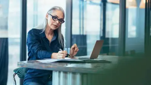 Trabajadora myor de 50 años