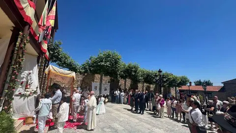 Javier Faúndez y Amaranta Ratón en la celebración de San Juan Bautista en  Ferreras de Abajo