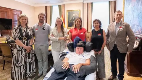 La vicesecretaria de Sanidad y Educación del Partido
Popular, Ester Muñoz, y la diputada Elvira Velasco se han reunido esta tarde
en el Congreso con las asociaciones ConELA y adEla