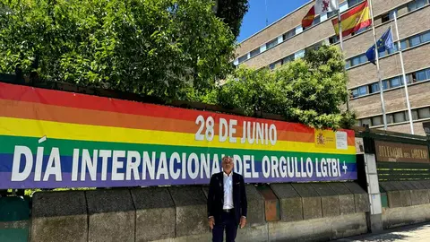 La Delegación del Gobierno en Castilla y León despliega la bandera LGTBI+