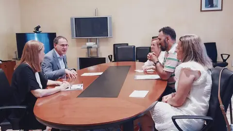 El subdelegado del Gobierno en Zamora se reúne con la asociación cultural La Mayuela