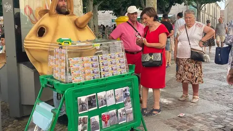 El vendedor de la ONCE, Juan Carlos Manzano, disfrazado de botijo