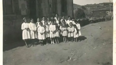 Foto grupal en la escuela de Ceadea (Zamora), del relato de Mercedes Fraile.