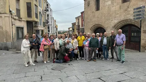 Miembros de la Casa de Zamora en Santander en su visita a la provincia