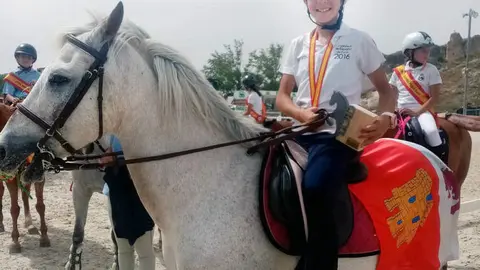 Ximena Gutiérrez montando a Pecas