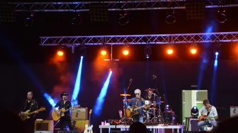  radiohéroes, la Guardia y Celtas Cortos_70