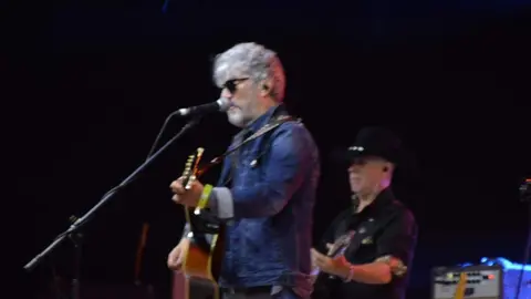  radiohéroes, la Guardia y Celtas Cortos_64