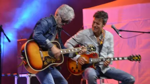  radiohéroes, la Guardia y Celtas Cortos_2