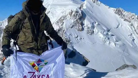 Un militar zamorano asciende al Mont Maudit con la bandera de Azayca