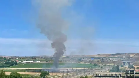 Incendio cerca de las vías del Ferrocarril.