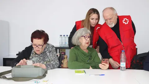 Cruz Roja en Zamora imparte talleres de uso de móviles para mejorar las competencias digitales de las personas mayores