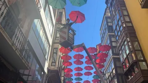 operarios municpales quitando los paraguas decorativos 