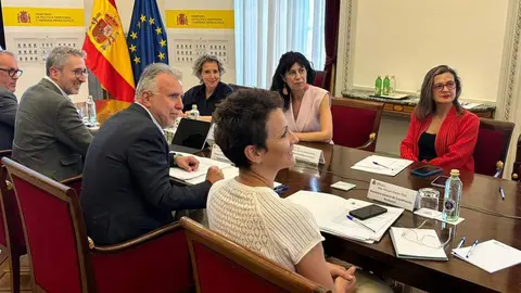 La ministra de Igualdad, Ana Redondo, y el ministro de Política Territorial y Memoria Democrática, Ángel Victor Torres, junto a los delegados del Gobierno. (Pool Moncloa)