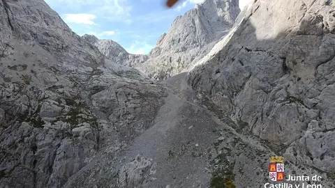 El grupo de rescate de la Junta interviene para evacuar a un hombre en los Picos de Europa. imagen de archivo