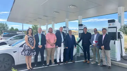 2024-07-9.- Foto de autoridades en el nuevo hub de recarga Iberdrola bp pulse