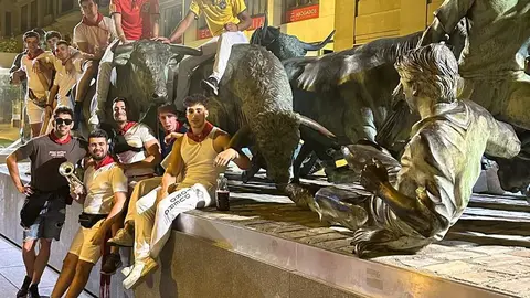 Tebe Rivera con un grupo de amigos en sanfermines. IMAGEN CECIDA