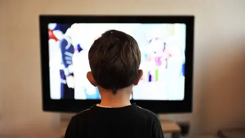 Niño viendo la tv