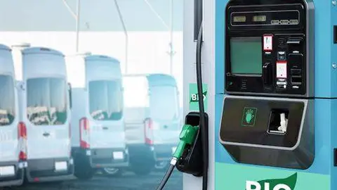 Vehículos repostando con biocarburantes