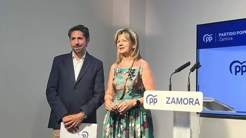 elvira velasco y Oscar ramajo sede del PP