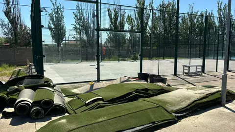 cambio de césped en la pista los Salaos de Benavente