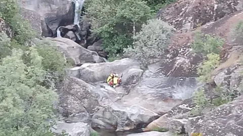 El grupo de rescate de la Junta de Castilla y León evacúa a una escaladora herida en el Barranco de Arbillas