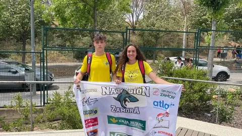 Alejandro y la entrenadora Sara Pomar Solana en las inmediaciones de la piscina.