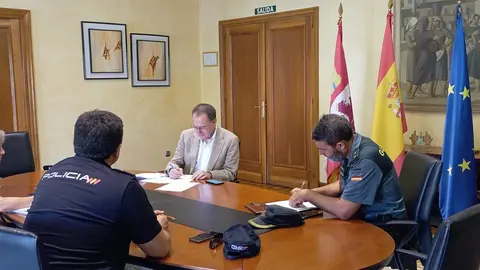 reunión semanal de coordinación entre la Policía Nacional y  la Guardia Civil.