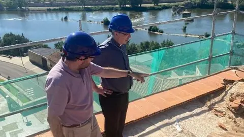 El obispo visita las obras en las cubiertas del Palacio Episcopal