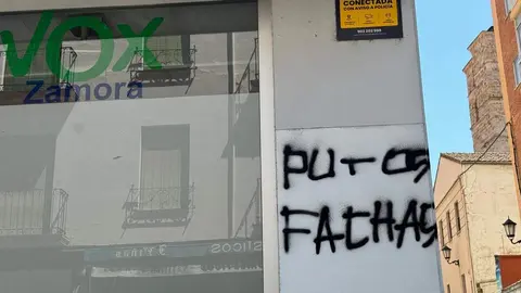 pintadas sede Vox Zamora