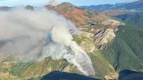 Incendio Forestal en Villafrea de la Reina, en el municipio de Boca de Huérgano. BRIF Tabuyo @AT_Brif