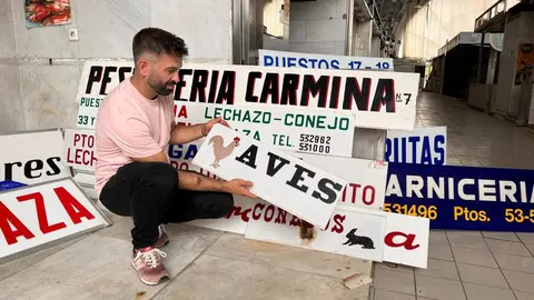 Retirada de carteles. Mercado de Abastos