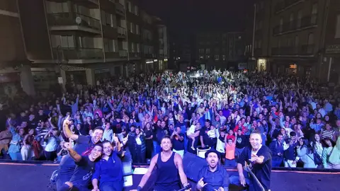 Actuación del Grupo insomnio en Benavente (imagen de Facebook)