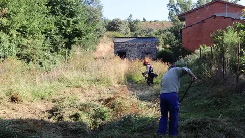 Vecinos de Riofrío en plena faena de limpieza en el cauce del río. Fotografía Rubén Gago