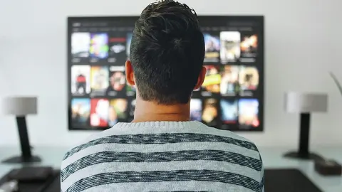 Persona viendo la tv