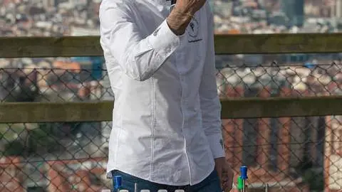 Saniago mohedano con una de sus flores de queso