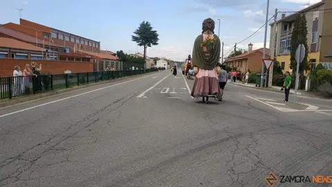 Gigantes y cabezudos en Camarzana de Tera 