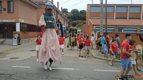 Gigantes y cabezudos en Camarzana de Tera _40