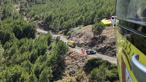 Rescatadas dos personas tras caer un quad por un terraplén en El Arenal