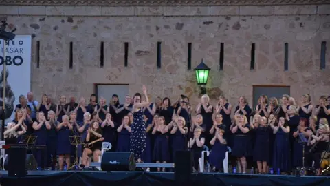 Sweet Charity Choir_30