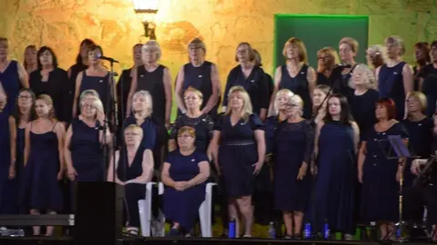 Sweet Charity Choir_15