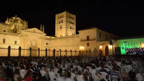 Sweet Charity Choir_19